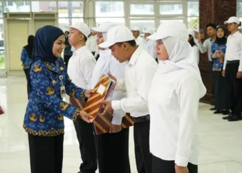 SIMBOLIS:  Bupati Kendal, Dyah Kartima Permanasari, secara simbolis menyerahkan SK CPNS formasi tahun 2024 di Pendopo Kendal, Selasa, 17 Juni 2025. (Prokompim Kendal/Lingkarjateng.id)