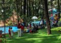 BERMAIN: Wisatawan tampak menikmati waktu bermain di wahana water park yang ada di area wisata Pijar Park, Desa Kajar, Kecamatan Dawe, Kabupaten Kudus. (Nisa Hafizhotus Syarifa/Lingkarjateng.id)