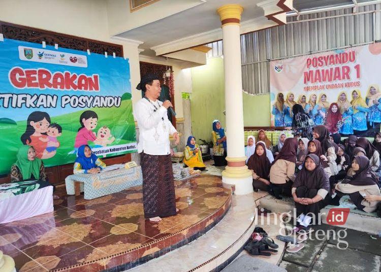 Kepala Bidang Kesehatan Masyarakat Dinas Kesehatan Kabupaten Kudus, Nuryanto, menyampaikan materi di Posyandu ILP Desa Ngemplak, Kecamatan Undaan, Kabupaten Kudus pada Kamis, 12 Juni 2025. (Fahtur Rohman/Lingkarjateng.id)