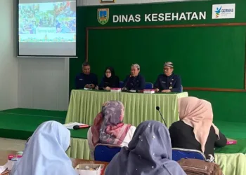 SOSIALISASI: Suasasa sosialiasi program pemeriksaan kesehatan kepada perwakilan perusahaan di Aula DKK Kudus pada Senin, 23 Juni 2025. (Fahtur Rohman/Lingkarjateng.id)