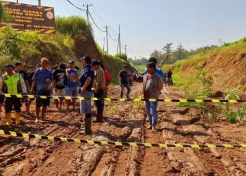 Warga Desa Ketanggan, Kecamatan Gringsing, Kabupaten Batang, menggelar aksi protes atas rusaknya ruas Jalan Plelen-Kedawung pada Minggu, 29 Juni 2025. (Unggul Priambodo/Lingkarjateng.id)