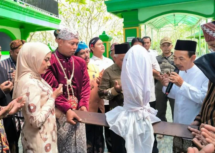 Pusaka Peninggalan Pangeran Benowo Diarak saat Kirab Merti Desa Pekuncen Kendal 25 BERDOA: Bupati Kendal Dyah Kartika Permanasari mengikuti doa bersama sebelum mengembalikan pusaka Pangeran Benowo dalam rangkaian kirab budaya pada Rabu, 25 Juni 2025. (Arvian Maulana/Lingkarjateng.id)