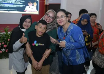 Rangkul Semua Warga, Pemkot Semarang Bangun Rumah Inspirasi 30 BERPOSE: Wali Kota Semarang Agustina Wilujeng Pramestuti (kanan) foto bersama dengan warga dalam acara Safari Ramadan beberapa waktu lalu. (Humas Pemkot Semarang/Lingkarjateng.id)