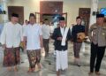 Bupati Rembang bersama imam pasca melaksanakan salat Idul Adha di Masjid Agung Rembang, Jumat, 06 Juni 2025. (Muhammad Faalih/Lingkarjateng.id)