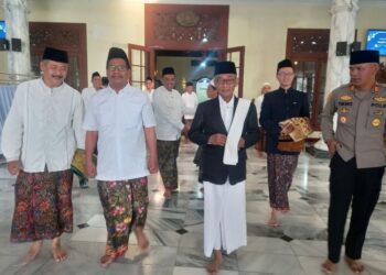 Bupati Rembang bersama imam pasca melaksanakan salat Idul Adha di Masjid Agung Rembang, Jumat, 06 Juni 2025. (Muhammad Faalih/Lingkarjateng.id)