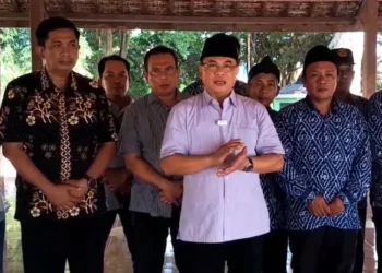 Bupati Pati Sudewo didampingi jajarannya usai meninjau renovaso Situs Kemiri Desa Sarirejo Kecamatan Kota, pada Sabtu, 28 Juni 2025. (Mutia Parasti/Lingkarjateng.id)