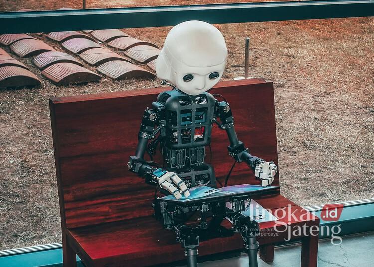 Ilustrasi robot melakukan pekerjaan manusia. (Usplash-Andrea De Santis/Lingkarjateng.id)