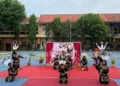 MENARI: Siswa- Siwi SMP 1 Jati, Kabupaten Kudus menampilkan tarian dari Papua dalam ajang Gelar Karya P5 bertema "Tari Nusantara". (Fahtur Rohman/Lingkarjateng.id)