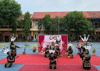 MENARI: Siswa- Siwi SMP 1 Jati, Kabupaten Kudus menampilkan tarian dari Papua dalam ajang Gelar Karya P5 bertema "Tari Nusantara". (Fahtur Rohman/Lingkarjateng.id)