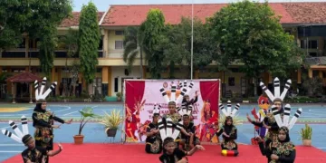 MENARI: Siswa- Siwi SMP 1 Jati, Kabupaten Kudus menampilkan tarian dari Papua dalam ajang Gelar Karya P5 bertema "Tari Nusantara". (Fahtur Rohman/Lingkarjateng.id)