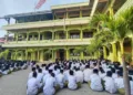 DOA BERSAMA: Ratusan Siswa SMP Islam Terpadu (IT) Assa’idiyyah Kudus mengikuti kegiatan rutin doa bersama setiap Jumat pagi sebelum pembelajaran dimulai, Jumat, 20 Juni 2025. (Fahtur Rohman/Lingkarjateng.id)