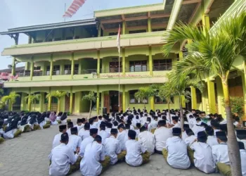 DOA BERSAMA: Ratusan Siswa SMP Islam Terpadu (IT) Assa’idiyyah Kudus mengikuti kegiatan rutin doa bersama setiap Jumat pagi sebelum pembelajaran dimulai, Jumat, 20 Juni 2025. (Fahtur Rohman/Lingkarjateng.id)