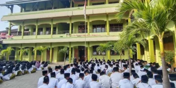 DOA BERSAMA: Ratusan Siswa SMP Islam Terpadu (IT) Assa’idiyyah Kudus mengikuti kegiatan rutin doa bersama setiap Jumat pagi sebelum pembelajaran dimulai, Jumat, 20 Juni 2025. (Fahtur Rohman/Lingkarjateng.id)