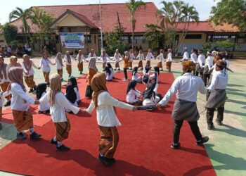 Siswa-siswi SMPN 1 Undaan, Kabupaten Kudus, mengikuti lomba permainan tradisional cublak-cublak suweng dalam kegiatan clasmeeting pada Jumat, 13 Juni 2025. (Mohammad Fahtur Rohman/Lingkarjateng.id)