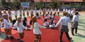 Siswa-siswi SMPN 1 Undaan, Kabupaten Kudus, mengikuti lomba permainan tradisional cublak-cublak suweng dalam kegiatan clasmeeting pada Jumat, 13 Juni 2025. (Mohammad Fahtur Rohman/Lingkarjateng.id)