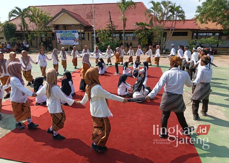 Siswa-siswi SMPN 1 Undaan, Kabupaten Kudus, mengikuti lomba permainan tradisional cublak-cublak suweng dalam kegiatan clasmeeting pada Jumat, 13 Juni 2025. (Mohammad Fahtur Rohman/Lingkarjateng.id)