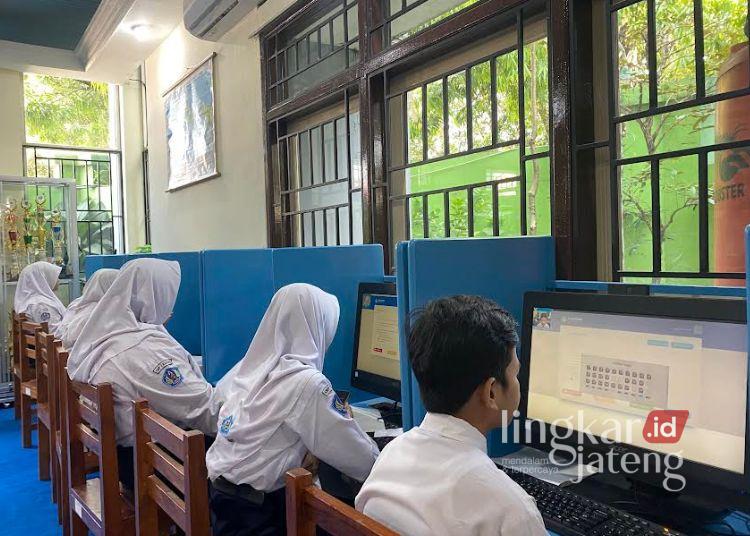 SMPN 2 Kudus Gelar Simulasi OSN, Siapkan Siswa Hadapi Olimpiade Sains 25 SIMULASI: Siswa SMPN 2 Kudus menjalani Simulasi OSN di Perpustakaan SMPN 2 Kudus pada Selasa, 3 Juni 2025. (Fahtur Rohman/Lingkarjateng.id)