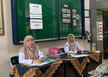PANITIA SPMB: Dua panitia SPMB di SMPN 3 Bae, Kudus pada Rabu, 18 Juni 2025. (Fahtur Rohman/Lingkarjateng.id)