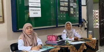 PANITIA SPMB: Dua panitia SPMB di SMPN 3 Bae, Kudus pada Rabu, 18 Juni 2025. (Fahtur Rohman/Lingkarjateng.id)