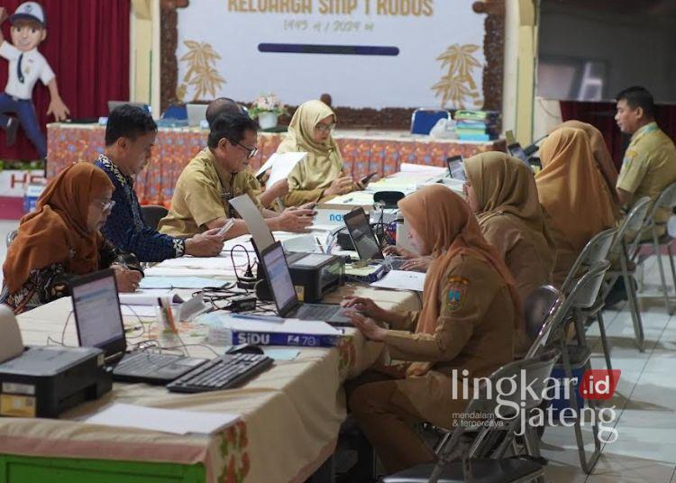 SIMULASI: Simulasi pelaksanaan Seleksi Penerimaan Murid Baru (SPMB) SMP N 1 Kudus. (Fahtur Rohman/Lingkarjateng.id)