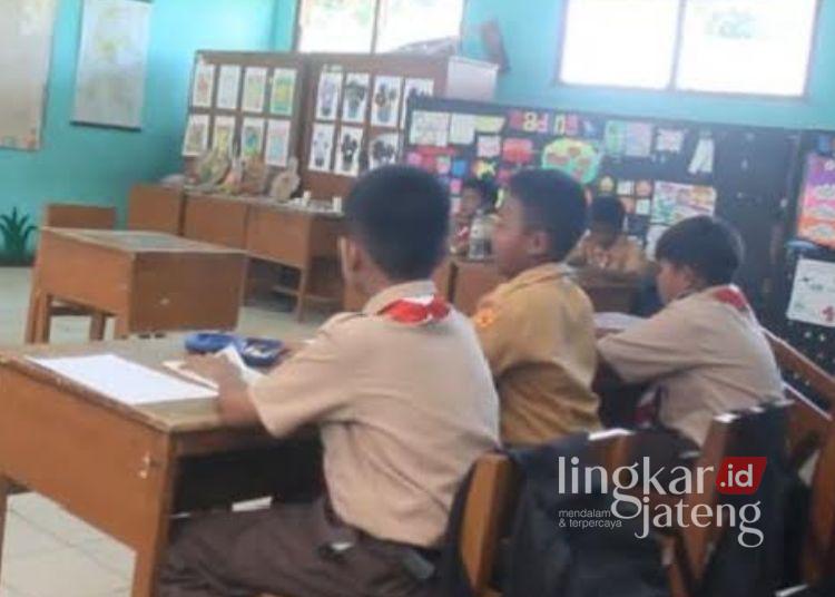 KEGIATAN BELAJAR MENGAJAR: Tampak sejumlah siswa SDN 1 Patalan, Kecamatan Blora kota, Kabupaten Blora mengikuti kegiatan belajar mengajar. (SDN 1 Patalan/Lingkarjateng.id)