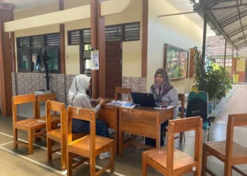 MENDAFTAR: Desk pendaftaran siswa baru di SMP 3 Bae, Kabupaten Kudus. (Fahtur Rohman/Lingkarjateng.id)