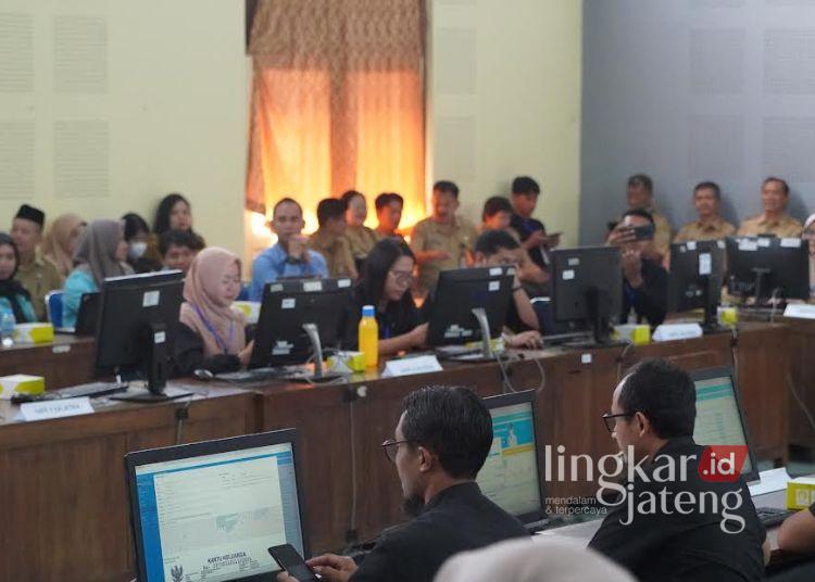 SPMB Salatiga 2025, Disdik Pastikan Transparansi dan Tak Ada Siswa Titipan 25 PENDAFTARAN SPMB: Sejumlah warga saat membuatkan akun untuk mendaftar anaknya ke sekolah pada pendaftaran siswa baru di Kantor Disdik Salatiga, Selasa, 3 Juni 2025. (Dok.Prokompim Setda Salatiga/Lingkarjateng.id)