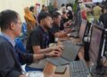 ANTRE: Sejumlah warga saat membuat aku untuk pendaftar sekolah anaknya di Kantor Dinas Pendidikan Salatiga, belum lama ini. (Dok. Prokompim Setda Salatiga/Lingkarjateng.id)