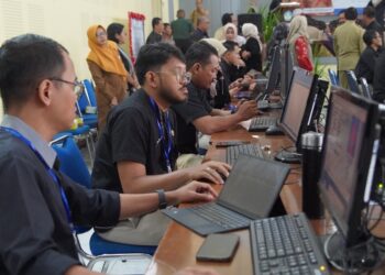 ANTRE: Sejumlah warga saat membuat aku untuk pendaftar sekolah anaknya di Kantor Dinas Pendidikan Salatiga, belum lama ini. (Dok. Prokompim Setda Salatiga/Lingkarjateng.id)