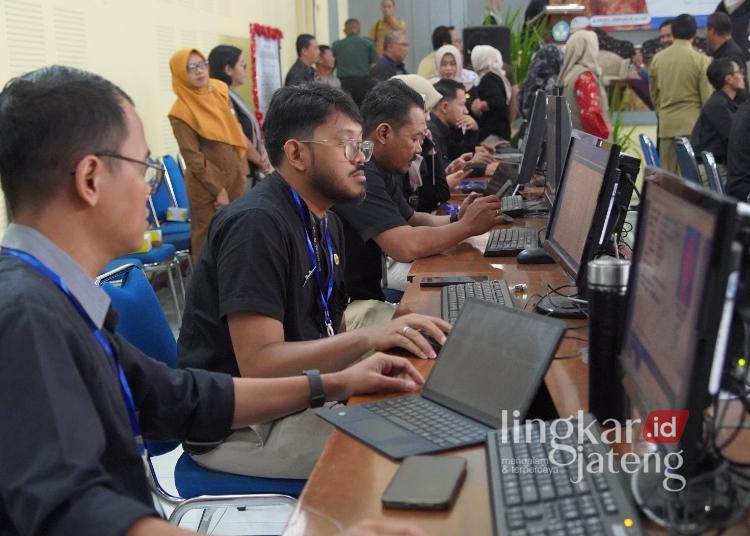 ANTRE: Sejumlah warga saat membuat aku untuk pendaftar sekolah anaknya di Kantor Dinas Pendidikan Salatiga, belum lama ini. (Dok. Prokompim Setda Salatiga/Lingkarjateng.id)