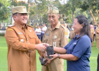 SIMBOLIS: Wali Kota Salatiga Robby Hernawan menyerahkan bibit tanaman kepada SMP Negeri 1 Salatiga dan SD Marsudirini 77 Salatiga saat apel luar biasa peringatan Hari Lingkungan Hidup Tingkat Kota Salatiga Tahun 2025 di Halaman Pemkot Salatiga, Senin, 16 Juni 2025. (Prokompim Setda Salatiga/Lingkarjateng.id)