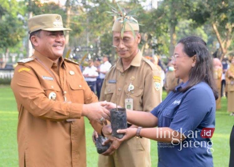 Sampah Plastik di Salatiga Capai 30 Persen, Wali Kota: Ini Masalah Besar 25 SIMBOLIS: Wali Kota Salatiga Robby Hernawan menyerahkan bibit tanaman kepada SMP Negeri 1 Salatiga dan SD Marsudirini 77 Salatiga saat apel luar biasa peringatan Hari Lingkungan Hidup Tingkat Kota Salatiga Tahun 2025 di Halaman Pemkot Salatiga, Senin, 16 Juni 2025. (Prokompim Setda Salatiga/Lingkarjateng.id)