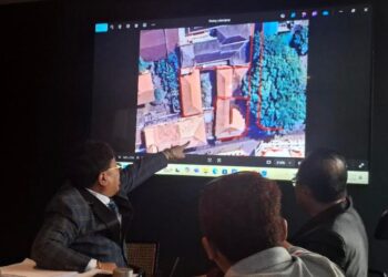 DISKUSI: Kuasa hukum Pemilik Hotel Dafam Semarang, F. Soleh Dahlan (FSD), Adi Nurrohman menunjukkan lokasi sengketa lahan yang berada id kawasan Kota Lama Semarang. (Rizky Syahrul/Lingkarjateng.id)
