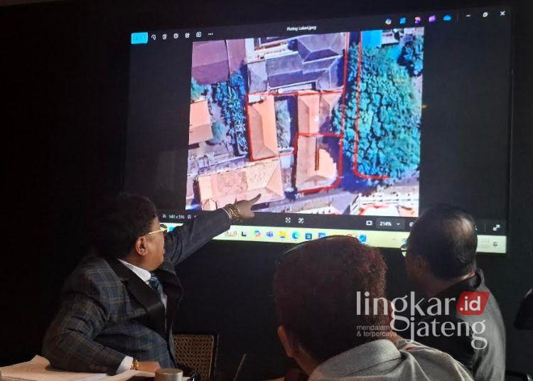 DISKUSI: Kuasa hukum Pemilik Hotel Dafam Semarang, F. Soleh Dahlan (FSD), Adi Nurrohman menunjukkan lokasi sengketa lahan yang berada id kawasan Kota Lama Semarang. (Rizky Syahrul/Lingkarjateng.id)