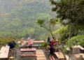 NONGKRONG: Sejumlah pengunjung sedang bersantai di tempat wisata Seribu Batu Semliro, Desa Rahtawu, Kecamatan Gebog, Kabupaten Kudus. (Nisa Hafizhotus Syarifa/Lingkarjateng.id)
