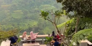 NONGKRONG: Sejumlah pengunjung sedang bersantai di tempat wisata Seribu Batu Semliro, Desa Rahtawu, Kecamatan Gebog, Kabupaten Kudus. (Nisa Hafizhotus Syarifa/Lingkarjateng.id)