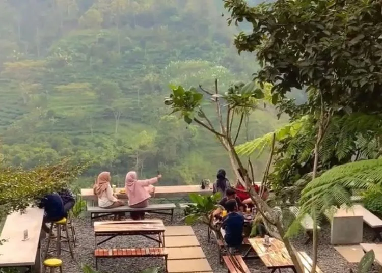 NONGKRONG: Sejumlah pengunjung sedang bersantai di tempat wisata Seribu Batu Semliro, Desa Rahtawu, Kecamatan Gebog, Kabupaten Kudus. (Nisa Hafizhotus Syarifa/Lingkarjateng.id)