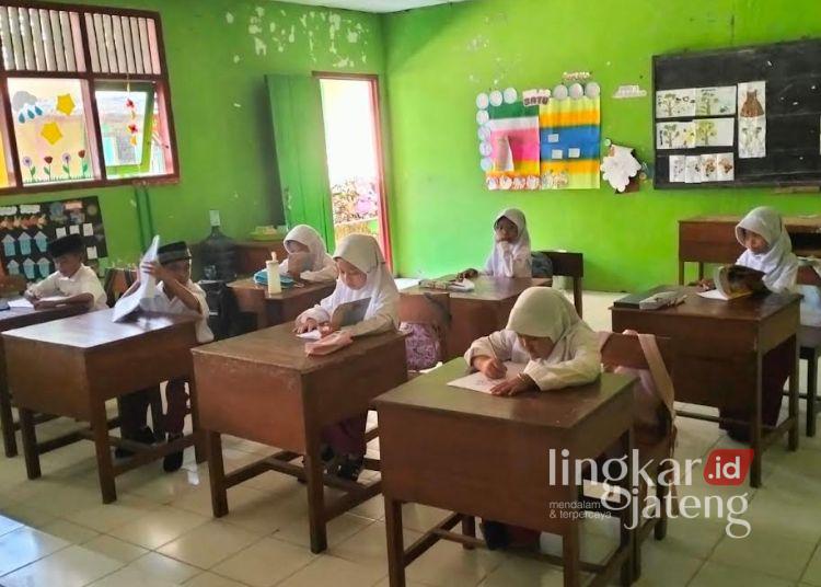 Siswa Baru SD di Blora Minim hingga Nihil, Disdik Ungkap Faktor Penyebabnya 25 BELAJAR: Sejumlah siswa sekolah dasar di Kabupaten Blora mengikuti kegiatan belajar mengajar. (SDN Blora/Lingkarjateng.id)