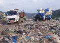 MENGANGKUT: Tampak pekerja mengangkut sampah di TPA Jatibarang, Kota Semarang, Kamis, 12 Juni 2025. (Syahril Muadz/Lingkarjateng.id)