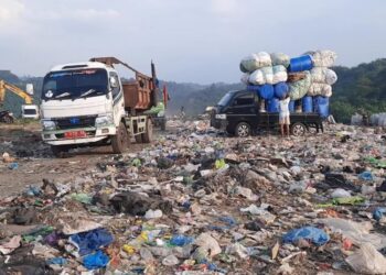 MENGANGKUT: Tampak pekerja mengangkut sampah di TPA Jatibarang, Kota Semarang, Kamis, 12 Juni 2025. (Syahril Muadz/Lingkarjateng.id)