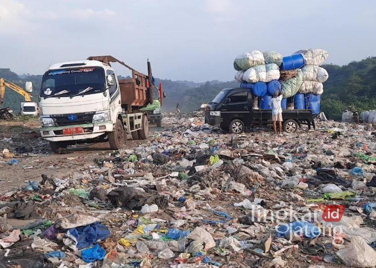 MENGANGKUT: Tampak pekerja mengangkut sampah di TPA Jatibarang, Kota Semarang, Kamis, 12 Juni 2025. (Syahril Muadz/Lingkarjateng.id)
