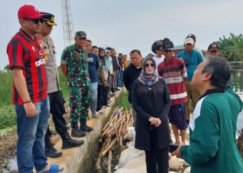 MENINJAU: Wali Kota Pekalongan Afzan Arslan Djunaid dan Wakil Wali Kota Balgis Diab meninjau lokasi jebolnya tanggul Sungai Bremi di Kelurahan Pasirkratonkramat, Kecamatan Pekalongan Barat, Kota Pekalongan pada Minggu, 1 Juni 2025. (Fahri Akbar/Lingkarjateng.id)