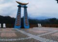POTRET: Tampak tugu ikonik di wisata Taman Sardi, Desa Kajar, Kecamatan Dawe, Kabupaten Kudus. (Nisa Hafizhotus Syarifa/Lingkarjateng.id)