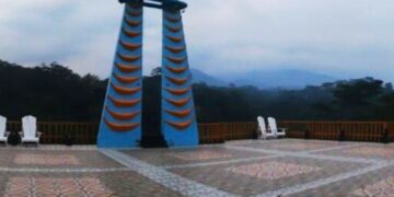 POTRET: Tampak tugu ikonik di wisata Taman Sardi, Desa Kajar, Kecamatan Dawe, Kabupaten Kudus. (Nisa Hafizhotus Syarifa/Lingkarjateng.id)