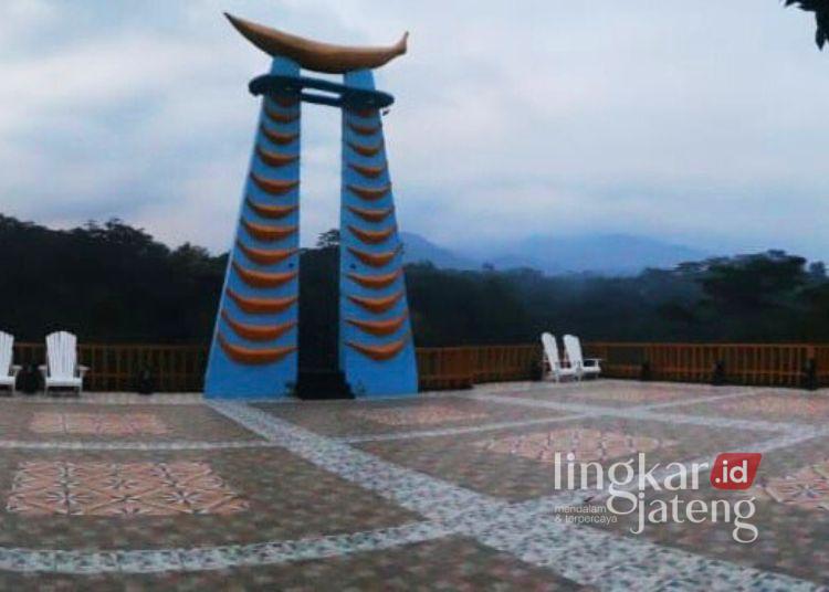 POTRET: Tampak tugu ikonik di wisata Taman Sardi, Desa Kajar, Kecamatan Dawe, Kabupaten Kudus. (Nisa Hafizhotus Syarifa/Lingkarjateng.id)