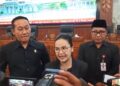 Wali Kota Semarang Agustina Wilujeng Pramestuti saat diwawancarai awak media di Gedung DPRD Kota Semarang, ada Rabu, 4 Juni 2025. (Syahril Muadz/Lingkarjateng.id)