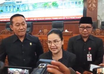 Wali Kota Semarang Agustina Wilujeng Pramestuti saat diwawancarai awak media di Gedung DPRD Kota Semarang, ada Rabu, 4 Juni 2025. (Syahril Muadz/Lingkarjateng.id)