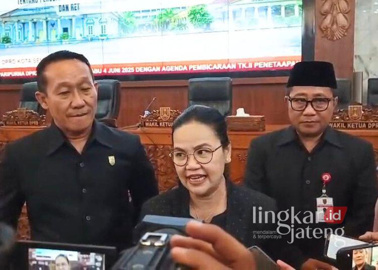 Wali Kota Semarang Agustina Wilujeng Pramestuti saat diwawancarai awak media di Gedung DPRD Kota Semarang, ada Rabu, 4 Juni 2025. (Syahril Muadz/Lingkarjateng.id)