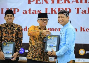 Bupati Kudus, Sam’ani Intakoris, saat menerima penghargaan Wajar Tanpa Pengecualian (WTP) atas Laporan Keuangan Pemerintah Daerah (LKPD) Tahun 2024 dari Kepala BPK Perwakilan Jawa Tengah, Ahmad Luthfi H. Rahmatullah, di Semarang, Kamis, 5 Juni 2025. (Mohammad Fahtur Rohman/Lingkarjateng.id)