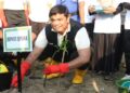 SIMBOLIS: Wakil Bupati Jepara, M. Ibnu Hajar, saat menanam bibit mangrove di Pantai Tanggultlare, Kecamatan Kedung, Kabupaten Jepara, Kamis, 5 Juni 2025. (Tomi Budianto/Lingkarjateng.id)